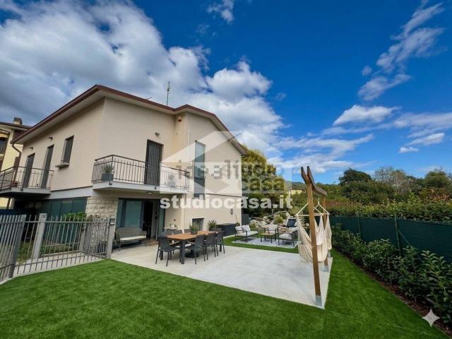 Case e ville in vendita di 200 m² in Via Catolari