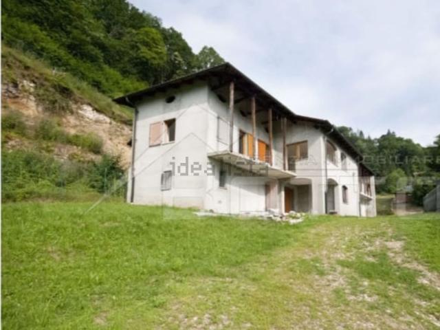 Case e ville in vendita di 200 m² in Via Calco