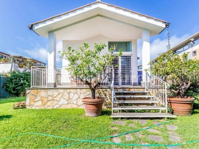 Case e ville in vendita di 200 m² in Via Castellammare