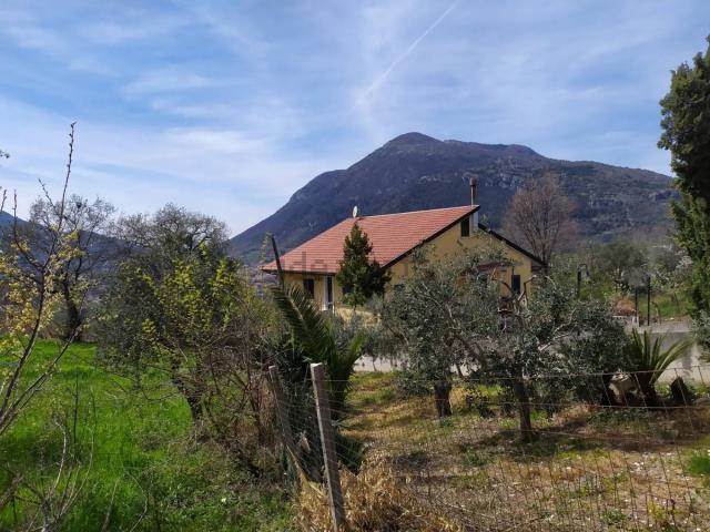 Case e ville in vendita di 200 m² in Via cesine di sotto