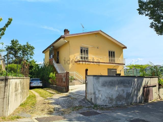 Case e ville in vendita di 200 m² in Via Cimate, 66