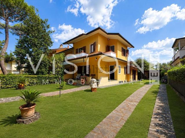 Case e ville in vendita di 222 m² in Via Alfredo Catalani, 66