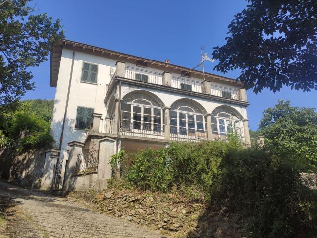 Case e ville in vendita di 200 m² in Via Apua