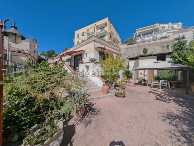 Case e ville in vendita di 200 m² in Via Apollo