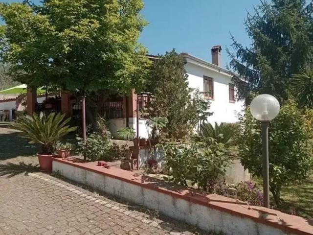 Case e ville in vendita di 200 m² in Via Appia Sud