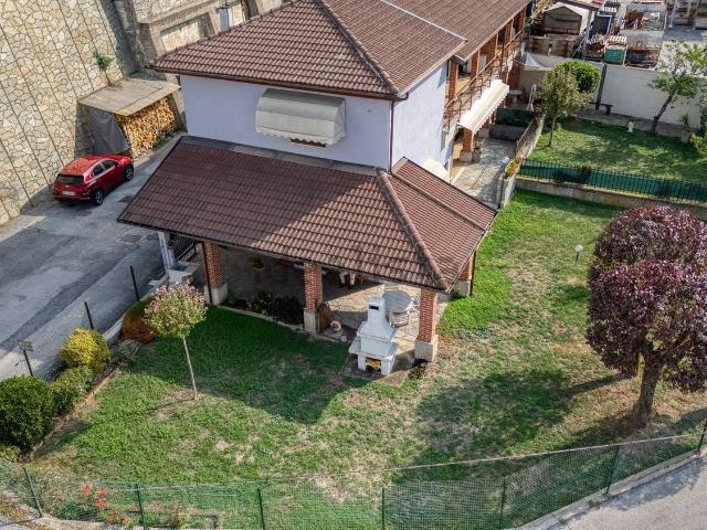 Case e ville in vendita di 200 m² in Via Bassano, 8