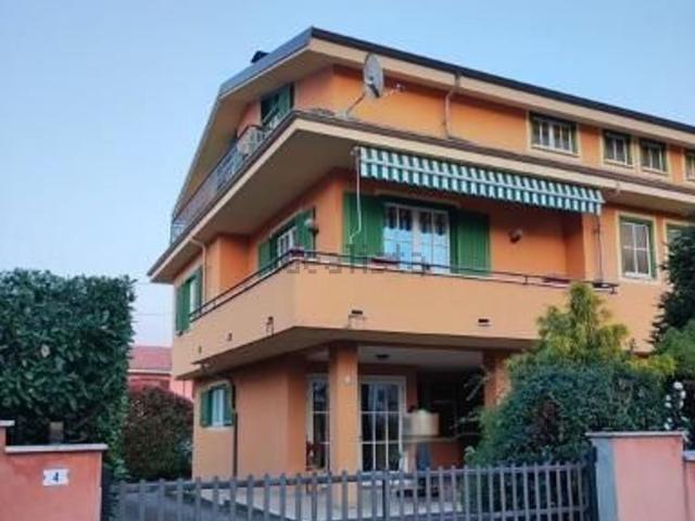 Case e ville in vendita di 200 m² in Via Brà