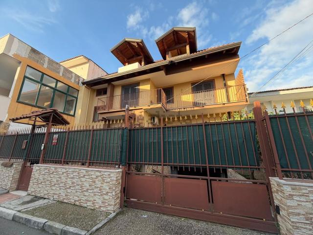 Case e ville in vendita di 200 m² in Via G. Salvemini