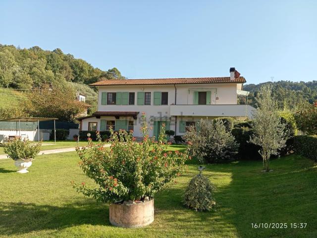 Case e ville in vendita di 200 m² in Via Gattarella