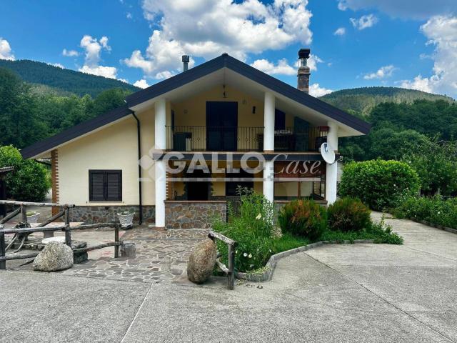 Case e ville in vendita di 200 m² in Via Giovanni Altomare