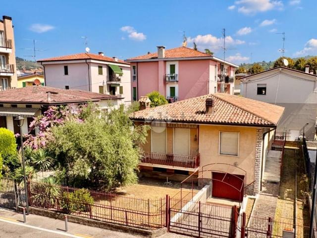 Case e ville in vendita di 200 m² in Via Giovanni da Verrazzano, 11