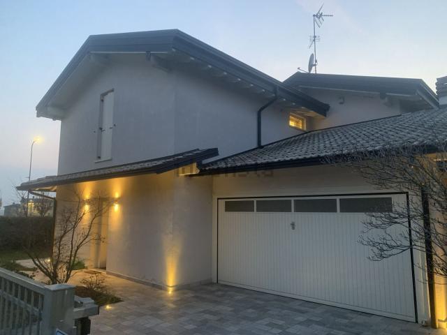 Case e ville in vendita di 200 m² in Via dei Gelsi