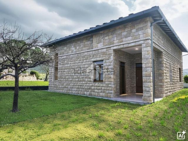 Case e ville in vendita di 200 m² in Strada Monte Subasio, 4