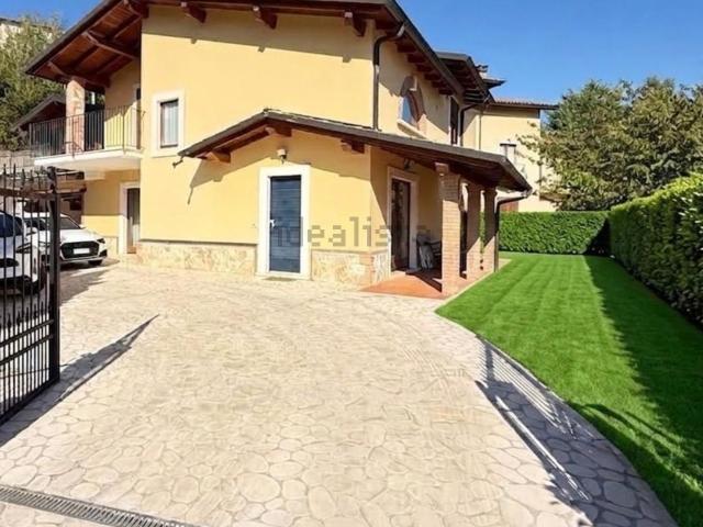 Case e ville in vendita di 200 m² in Via del Fontanile