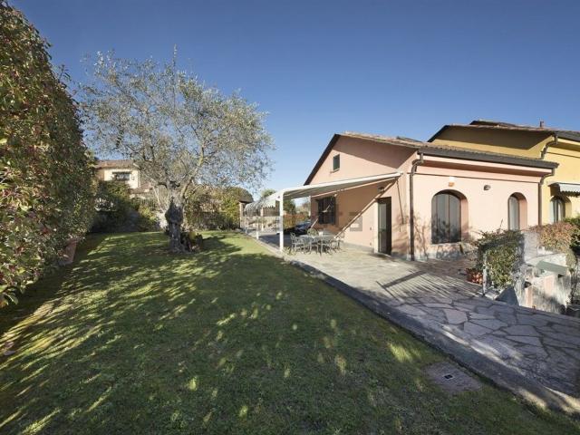 Case e ville in vendita di 200 m² in Via del Golf