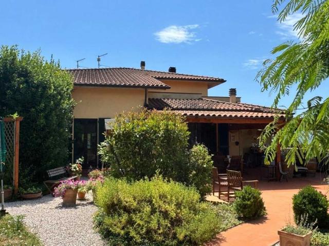 Case e ville in vendita di 200 m² in Via della Vendemmia