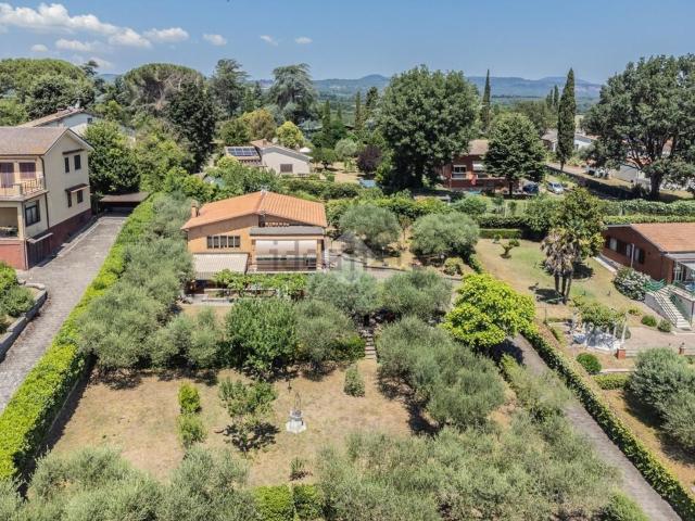 Case e ville in vendita di 200 m² in Via delle Ginestre, 11