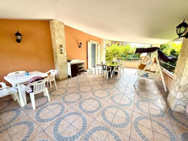 Case e ville in vendita di 200 m² in Via delle Rose, 26