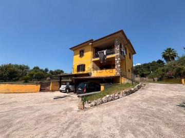 Case e ville in vendita di 200 m² in Via Enrico Fermi, 13