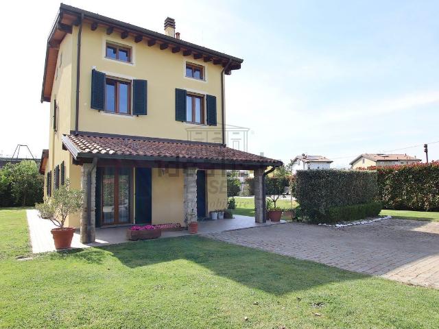 Case e ville in vendita di 200 m² in Via Lombarda Lammari, 293
