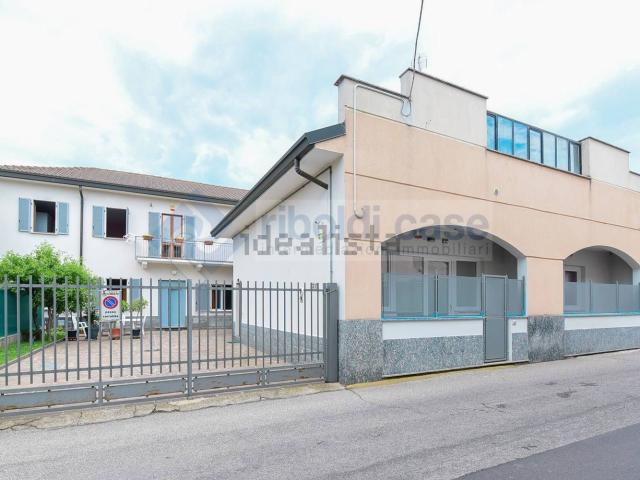 Case e ville in vendita di 200 m² in Via Lombardia