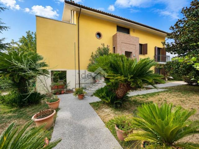 Case e ville in vendita di 200 m² in Via Lago di Garda, 64