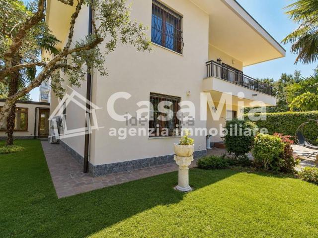 Case e ville in vendita di 200 m² in Via Liguria
