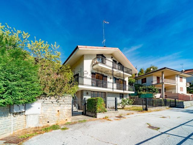 Case e ville in vendita di 200 m² in Via Monserrato, 3