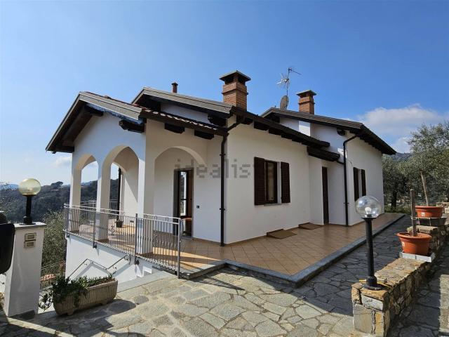 Case e ville in vendita di 200 m² in Via Montin
