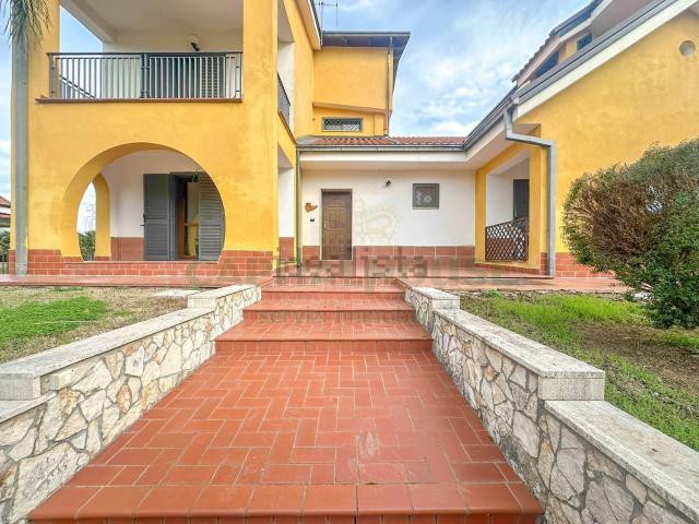 Case e ville in vendita di 200 m² in Via Martiri di Nassirya