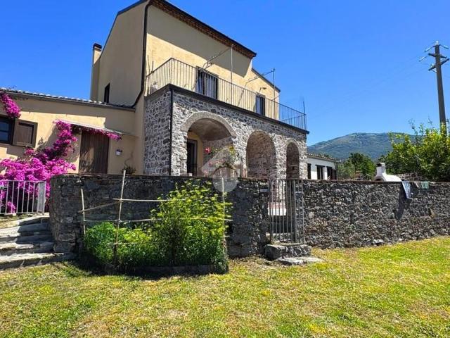 Case e ville in vendita di 284 m² in Via San Michele