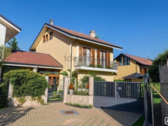 Case e ville in vendita di 200 m² in Via Sangano, 74