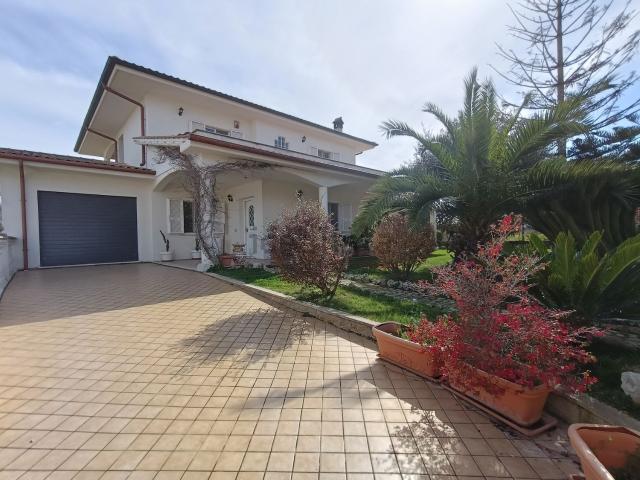 Case e ville in vendita di 298 m² in Via Sezze, 13