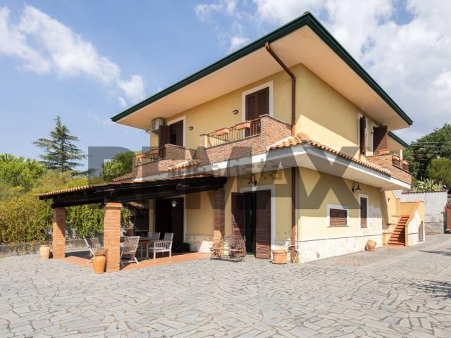 Case e ville in vendita di 200 m² in Via Sicilia, 2