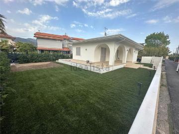 Case e ville in vendita di 200 m² in Via Padre Ignazio da Carrara