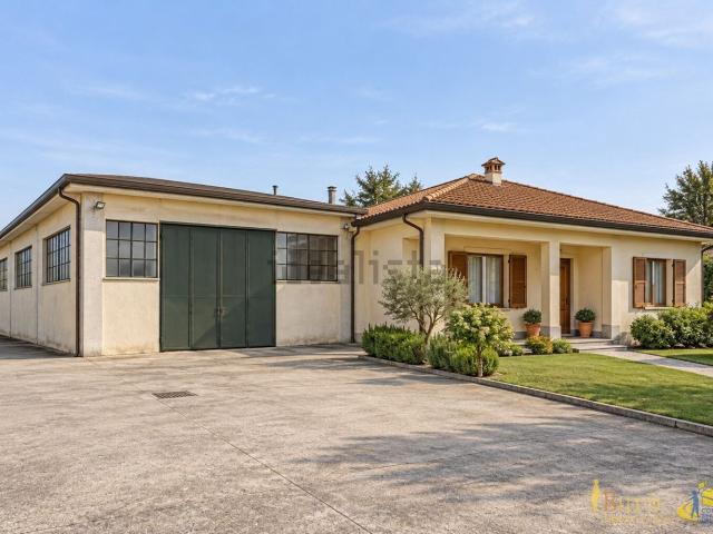 Case e ville in vendita di 200 m² in Via Provinciale
