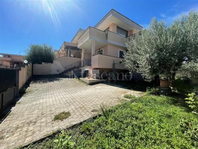 Case e ville in vendita di 200 m² in Via Rocca di Cambio