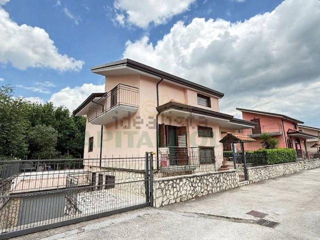 Case e ville in vendita di 200 m² in Via Rivarano