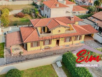 Case e ville in vendita di 200 m² in Via XXV Aprile, 61