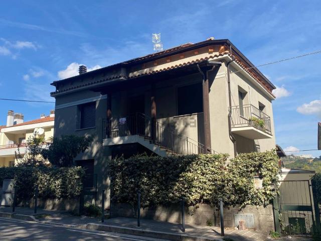 Case e ville in vendita di 200 m² in Viale Giovanni Bovio, 128