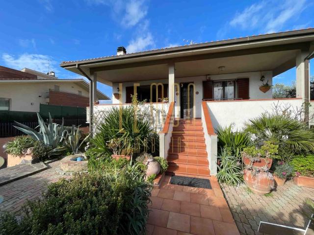Case e ville in vendita di 200 m² in Viale Santa Maria Goretti