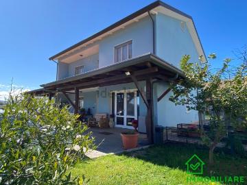 Case e ville in vendita di 200 m² in Circonvallazione Nuova, 7