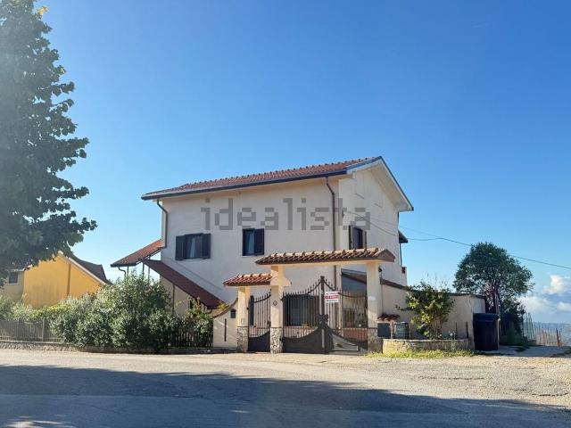Case e ville in vendita di 200 m² in Circonvallazione Cerano, 30