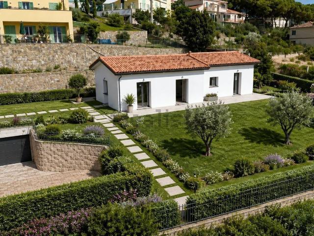 Case e ville in vendita di 200 m² in Strada Bussana Vecchia
