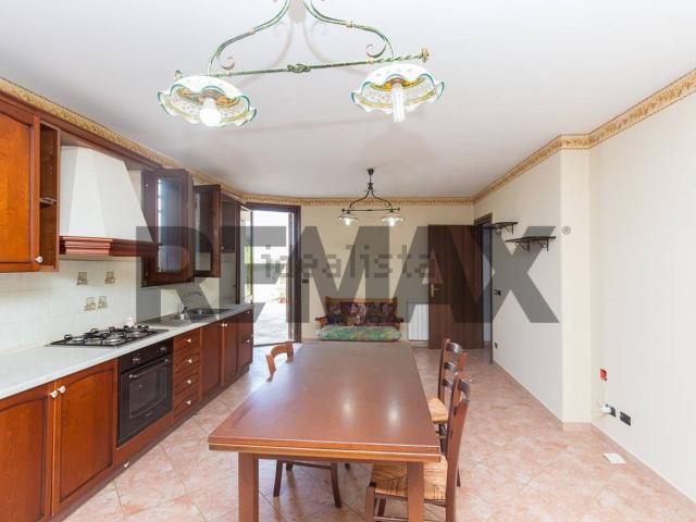Case e ville in vendita di 201 m² in Via Cassone, 63