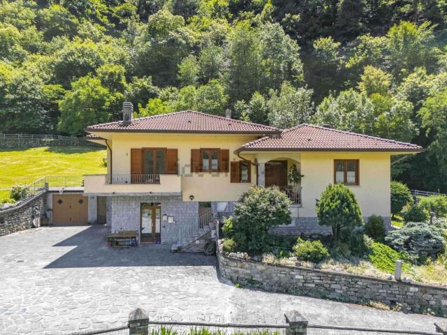 Case e ville in vendita di 201 m² in Via Civasca, 305