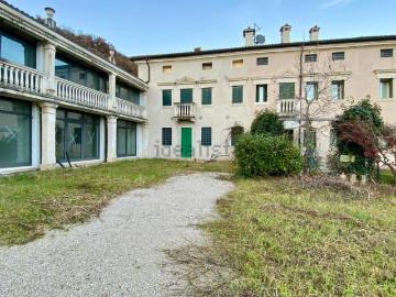 Case e ville in vendita di 201 m² in Via Buzzolati, 74