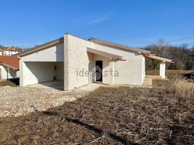 Case e ville in vendita di 201 m² in Via Guzan
