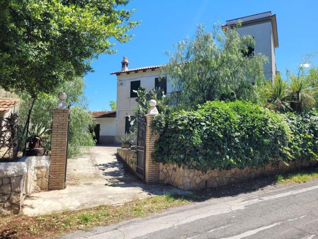 Case e ville in vendita di 201 m² in Via Monte del Tiro, 9