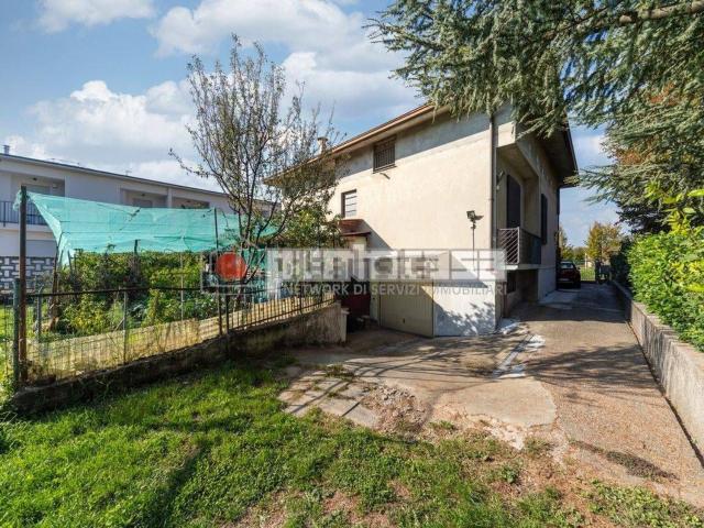 Case e ville in vendita di 201 m² in Strada per Sulbiate Superiore